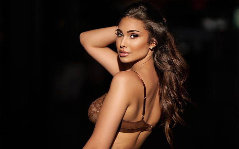 hermosa novia venezolana en sujetador
