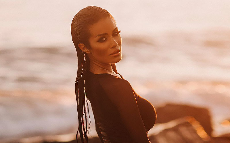 hermosa chica mexicana en la playa