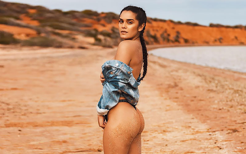 linda mujer cubana en la playa