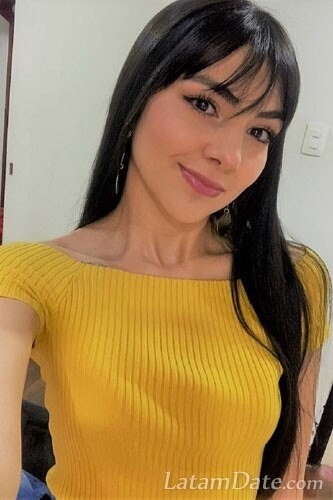 Vanessa, 25