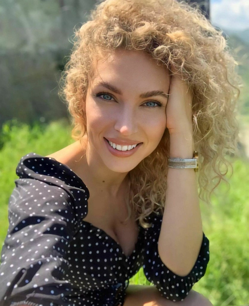 Elena Profile image 2